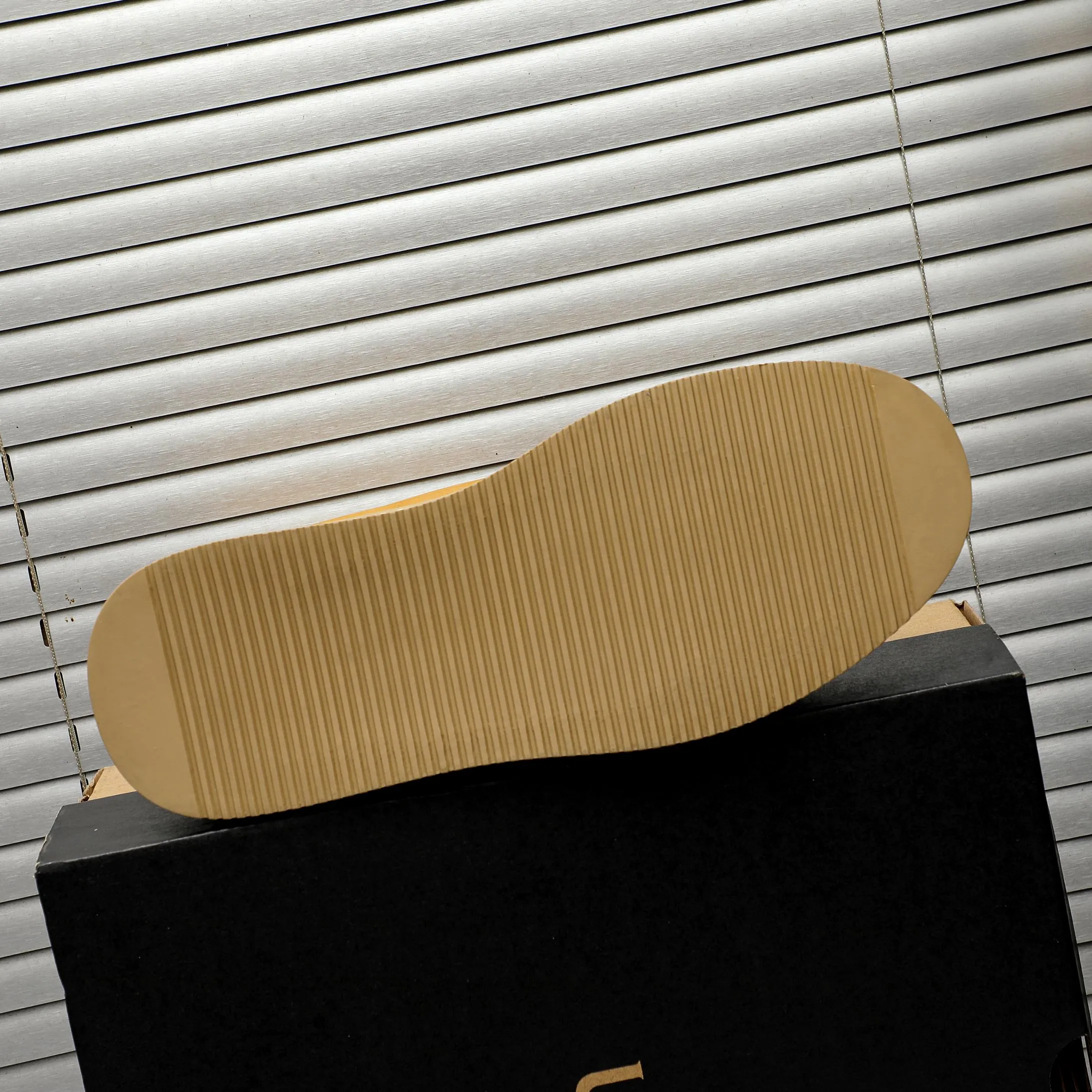 P620 Product trademark: "UGG" Gaobang men's shoes Regular size: 39-44 Product materials: Selected suede cowhide upper, wool lining, original outsole